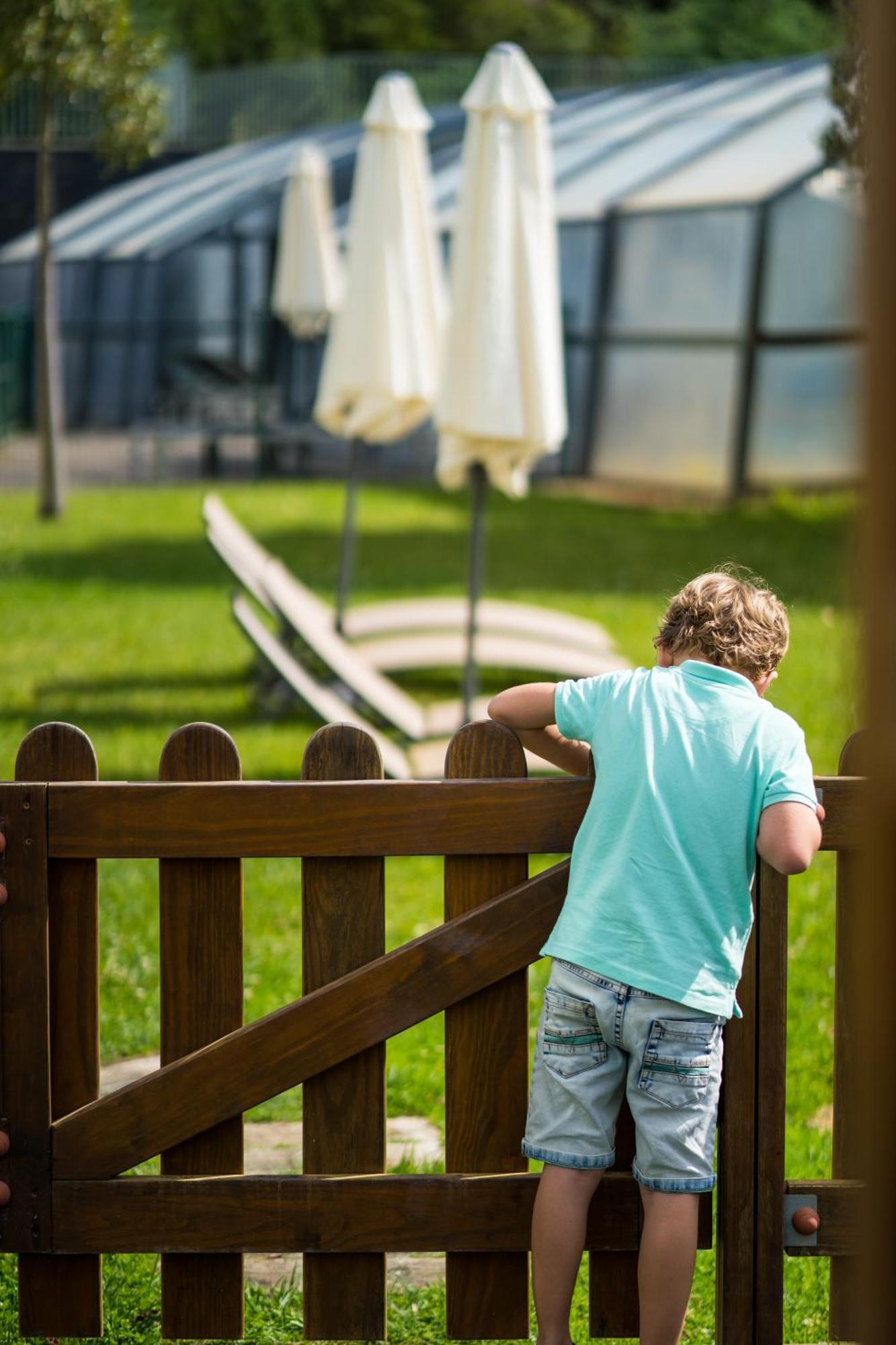 Monchique Resort & Spa Екстер'єр фото A child looking through a fence
